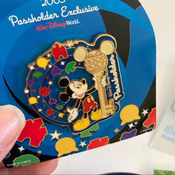 Disney pins / bundle of passholder exclusive pins - Picture 7 of 9